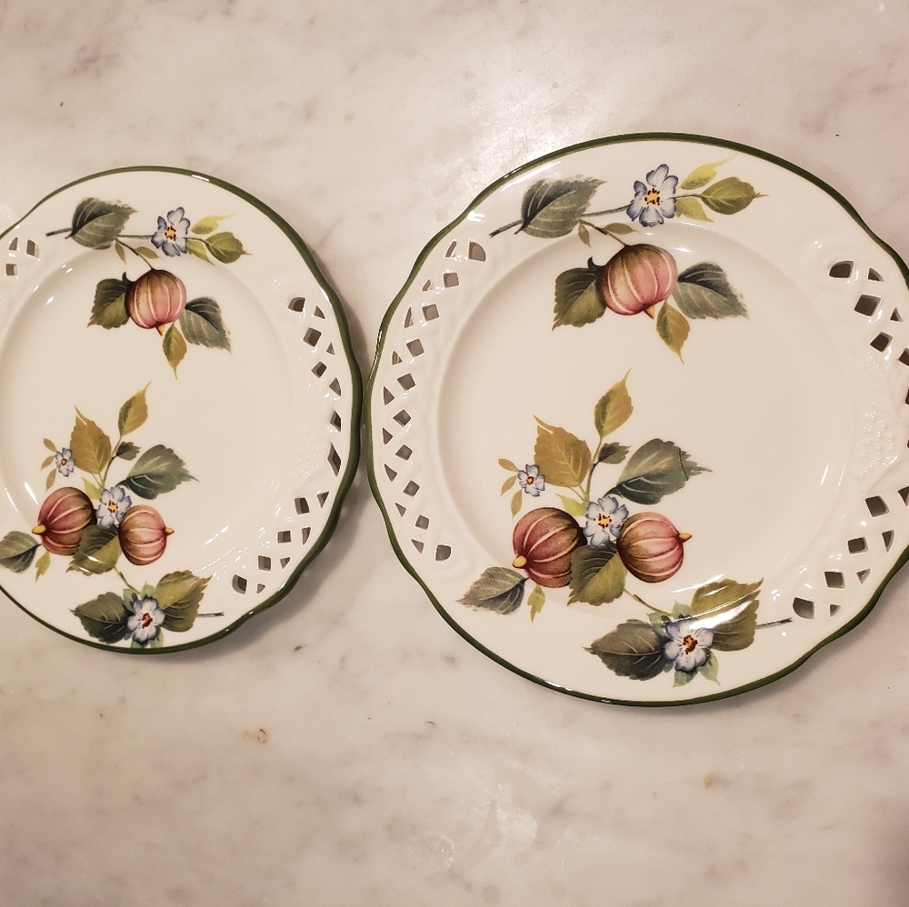 Pair of Burnelli Reticulated Canape Plates